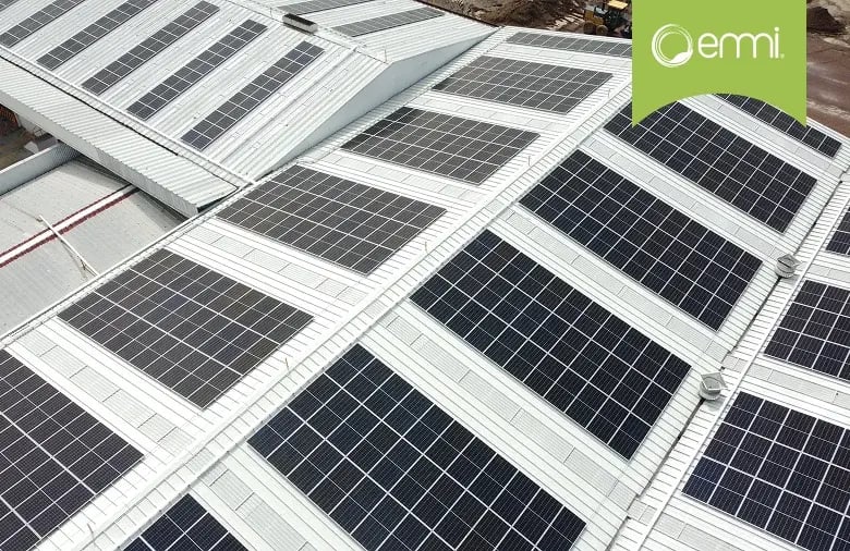 Vista aérea de paneles solares en techo industrial SFV Polyrafia II